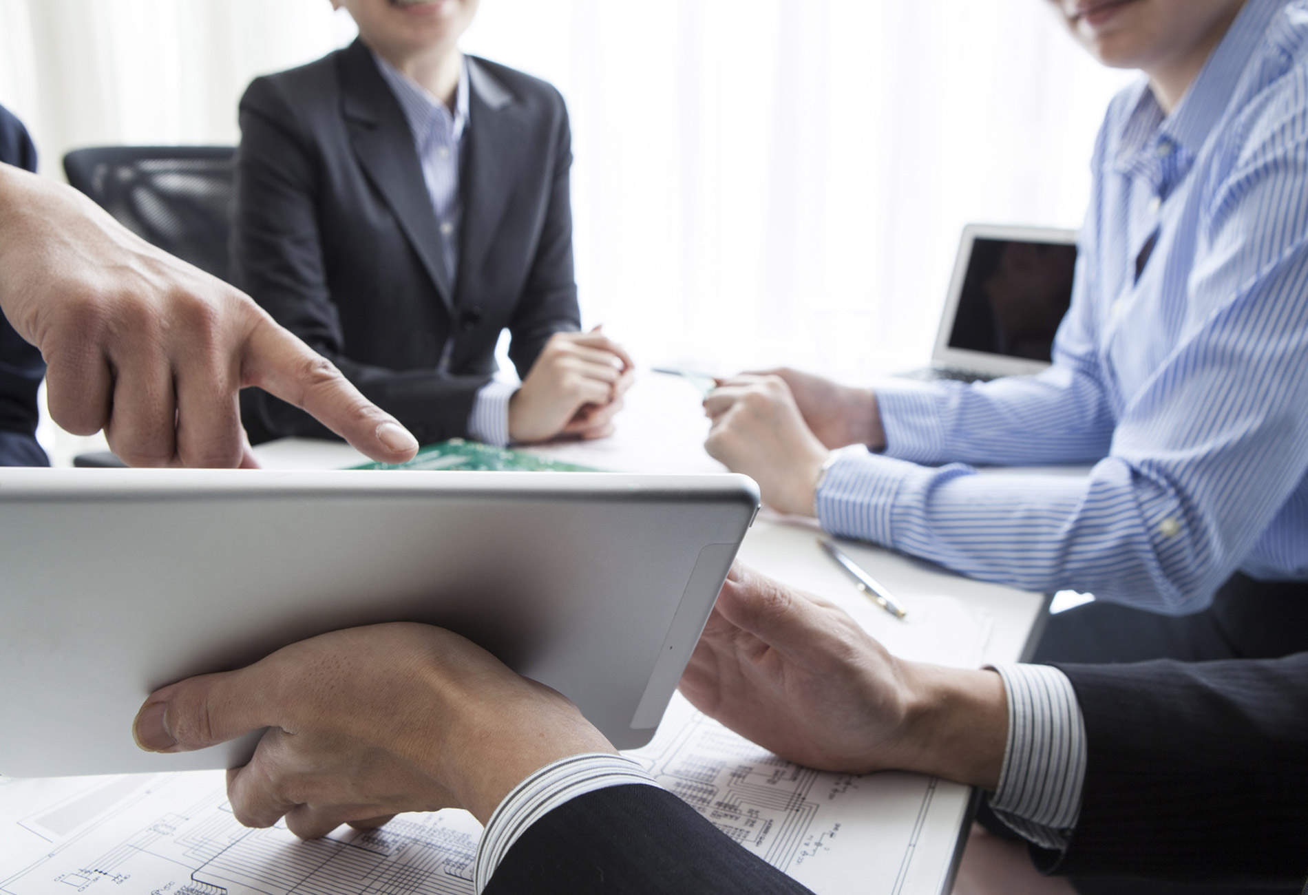 アダルトサイトの制作費用が安い!下請け価格そのままの格安費用です